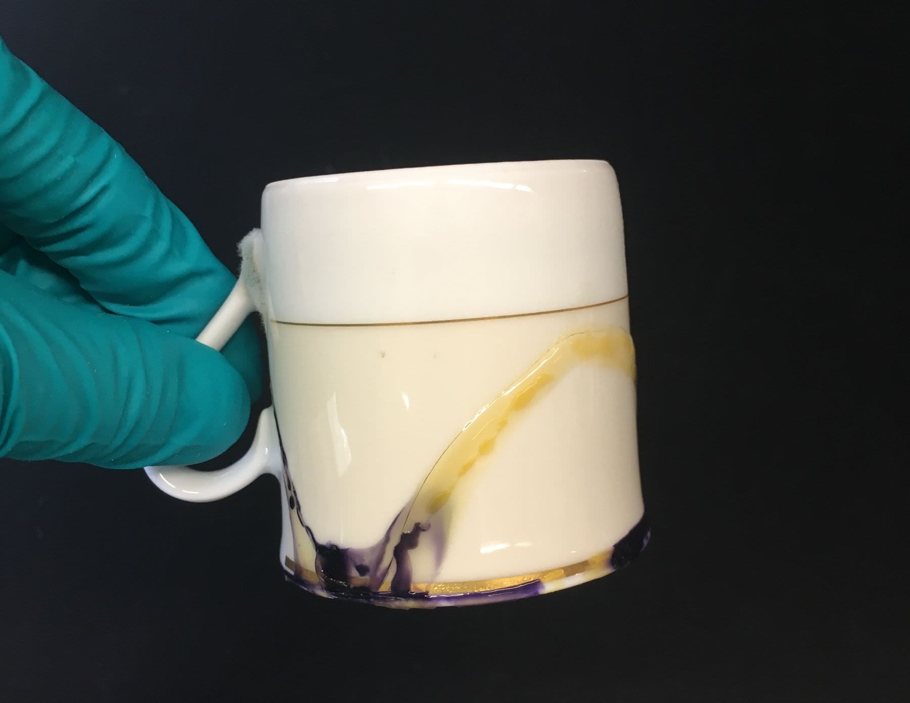 ceramic mug with microbial mending on the cracked surface