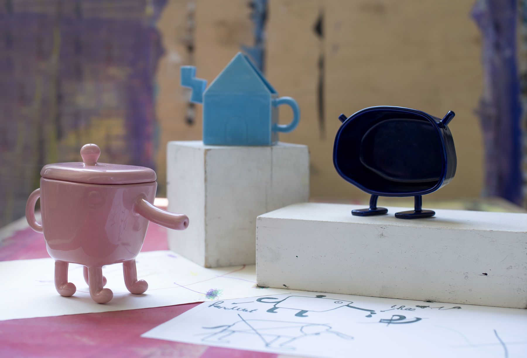 keraamisia esineitä sinisenä ja vaaleanpunaisena