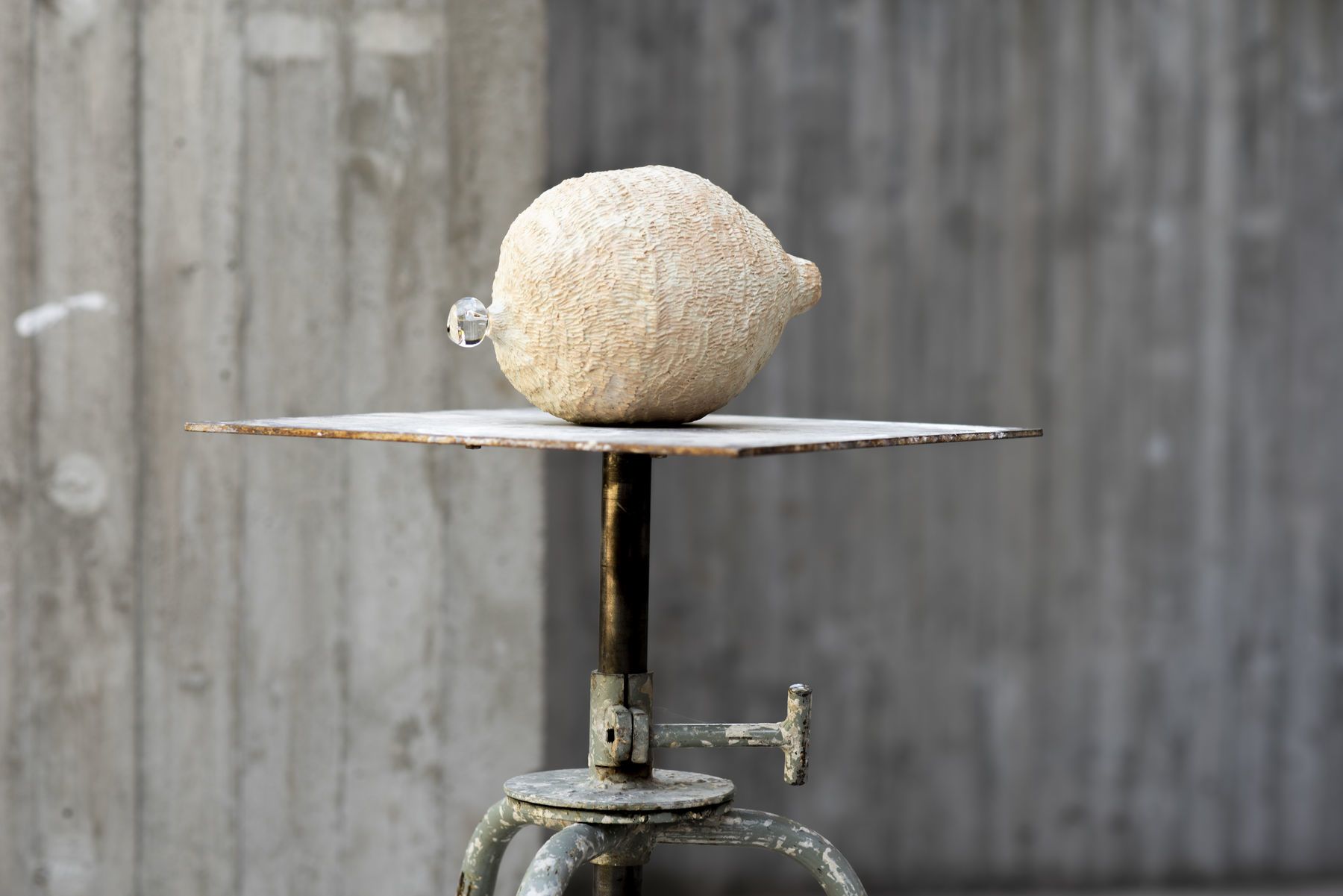 Keraaminen pyöreä esine.