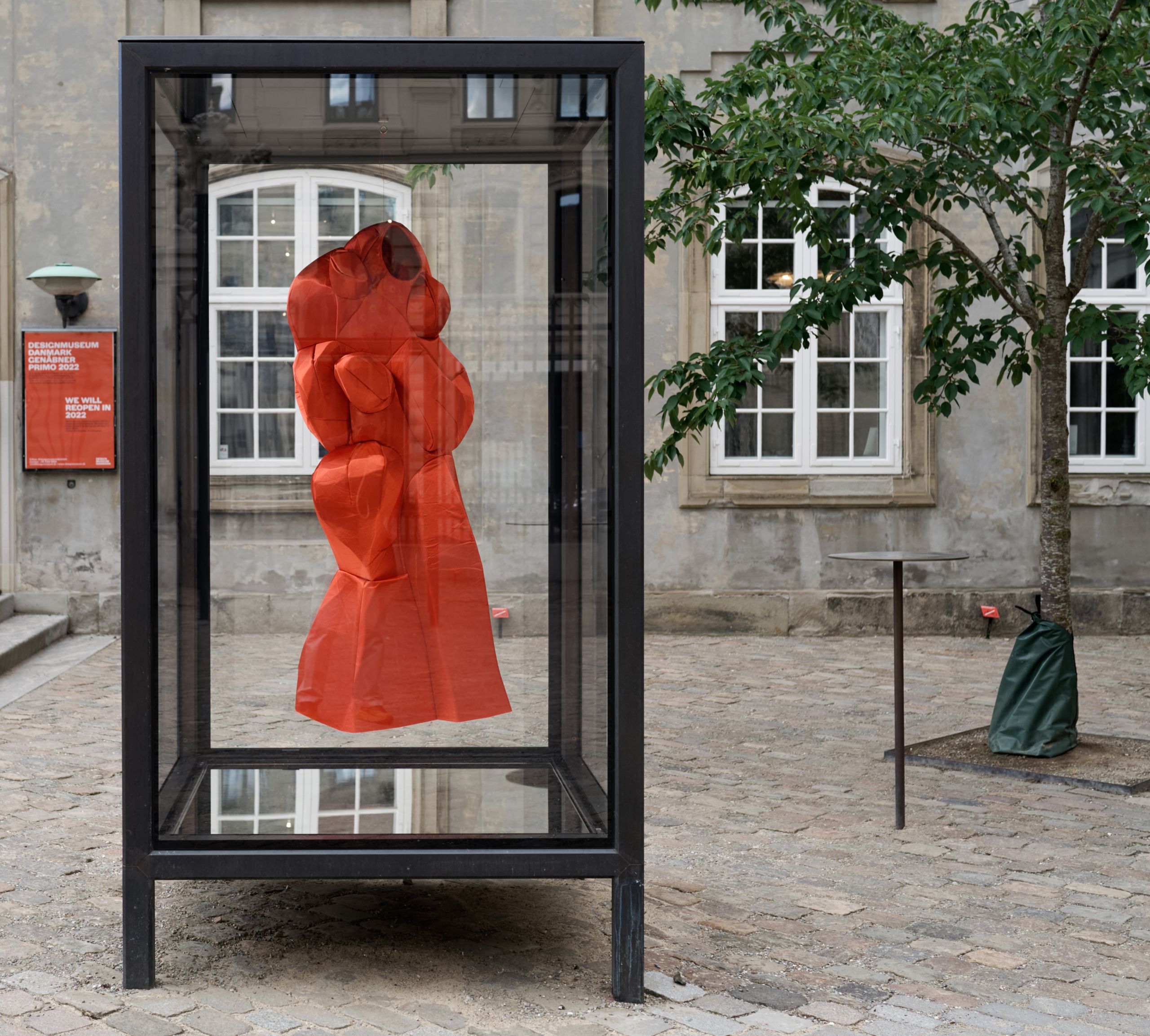 red sculpted dress in real size in a glass box exhibited in Copenhagen