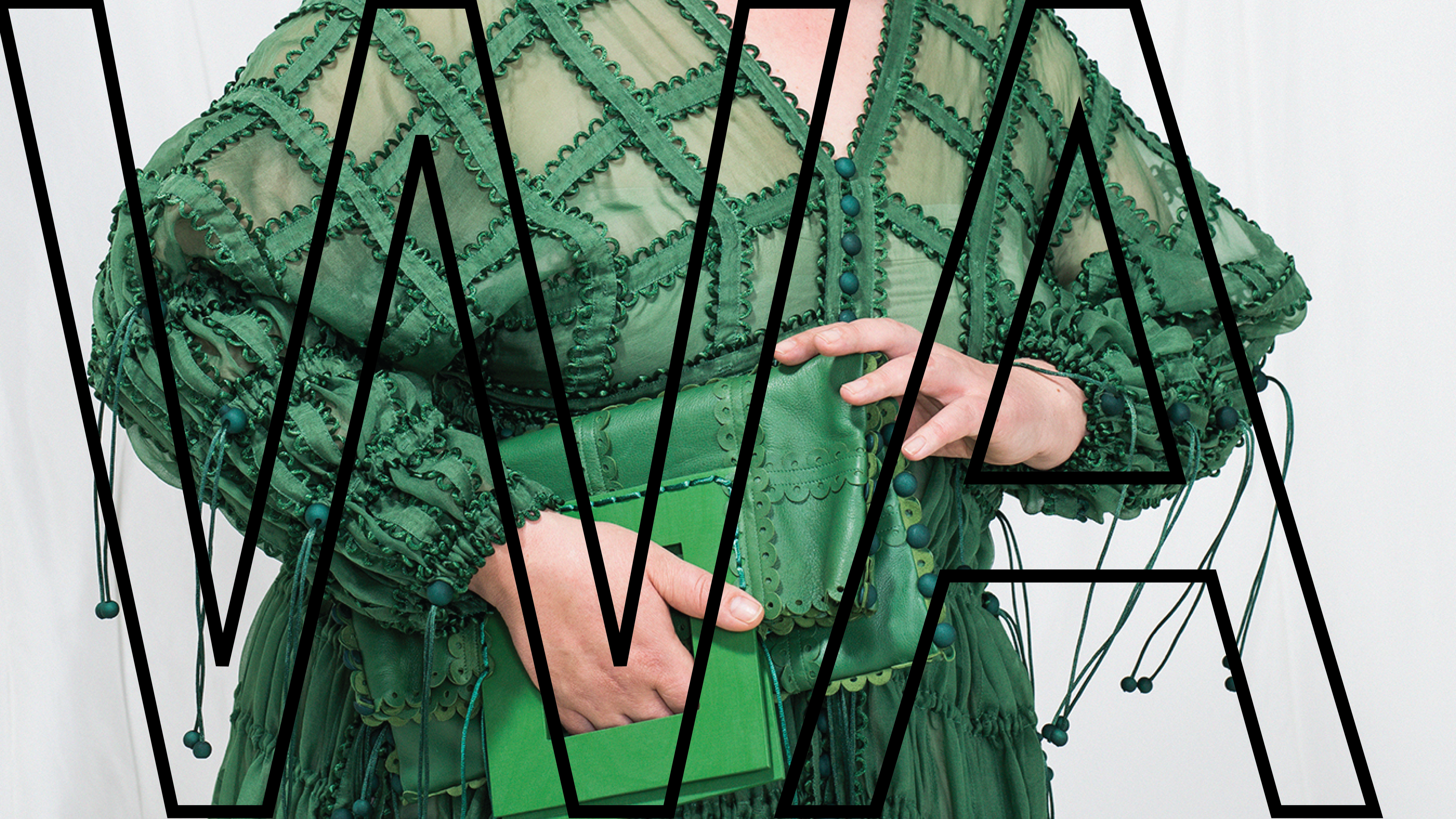 malli vihreässä modulaarisessa mekossa