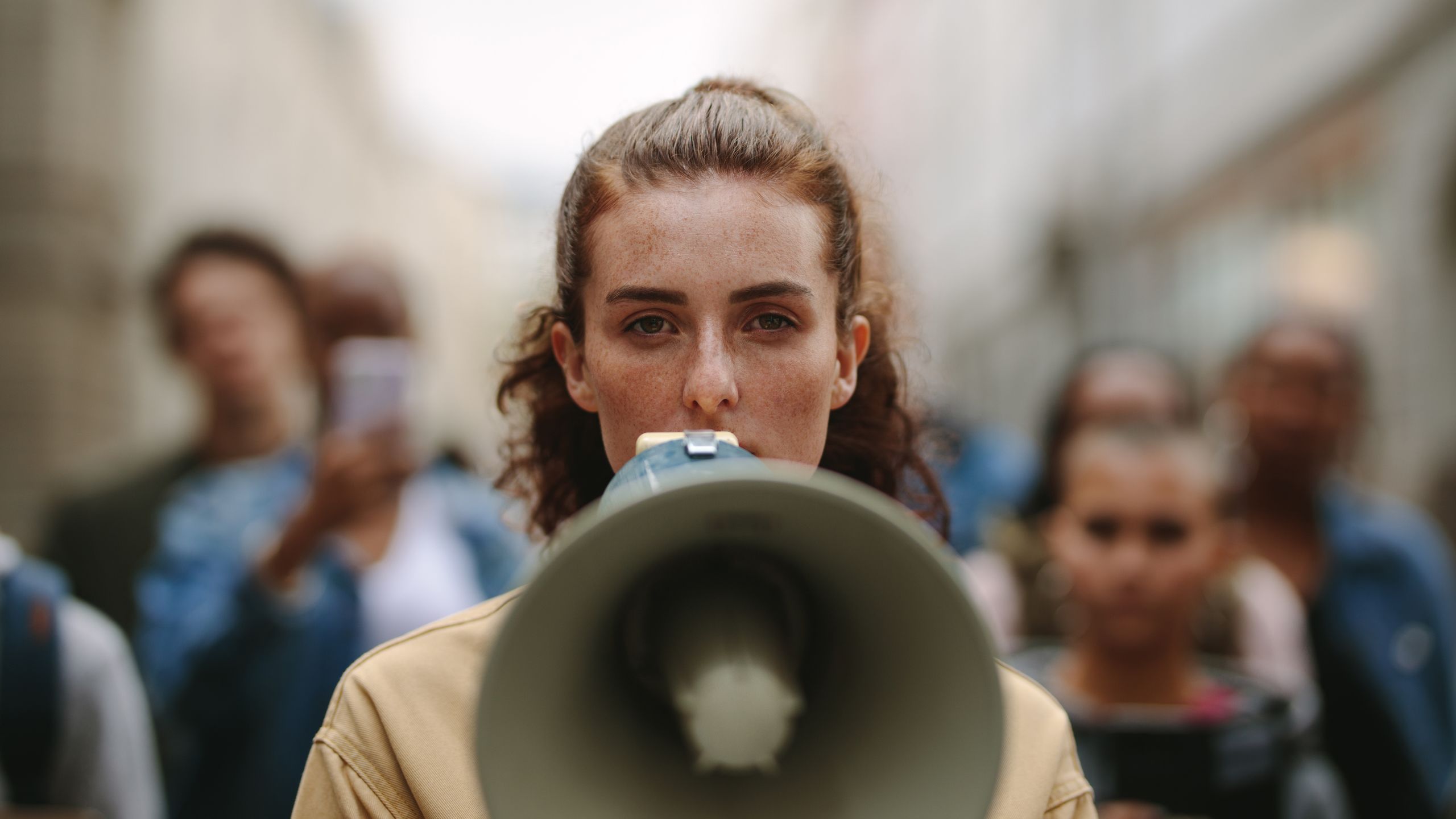 nainen megafonin kanssa